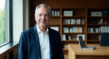 Ein Ökonom: Dr. Klaus Schmidt, Wirtschaftswissenschaftler (48 Jahre) (8/10)